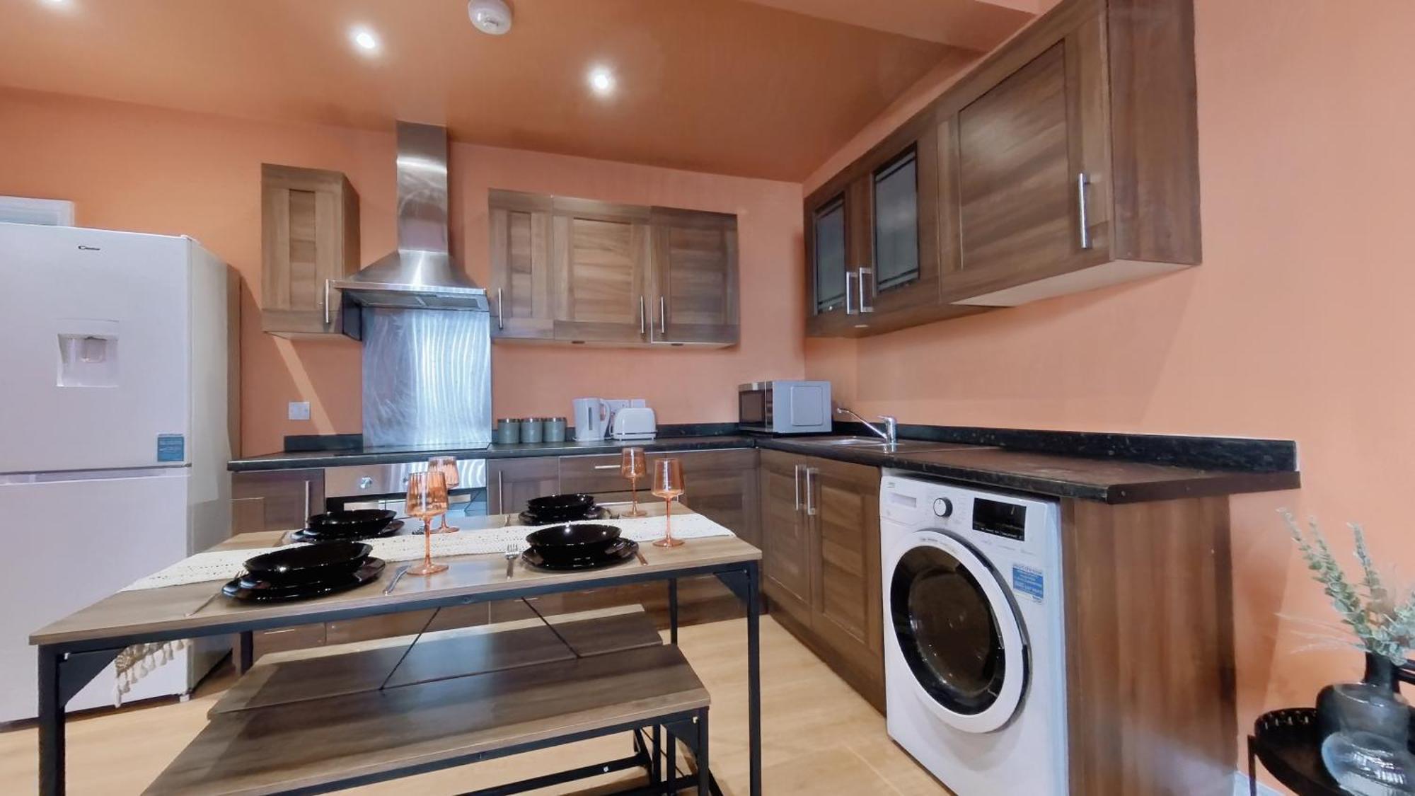 Group Bookings: Up To 30 Guests Across 5 Spacious Flats! Keyless Access Free Wifi & Parking Birmingham Exterior photo