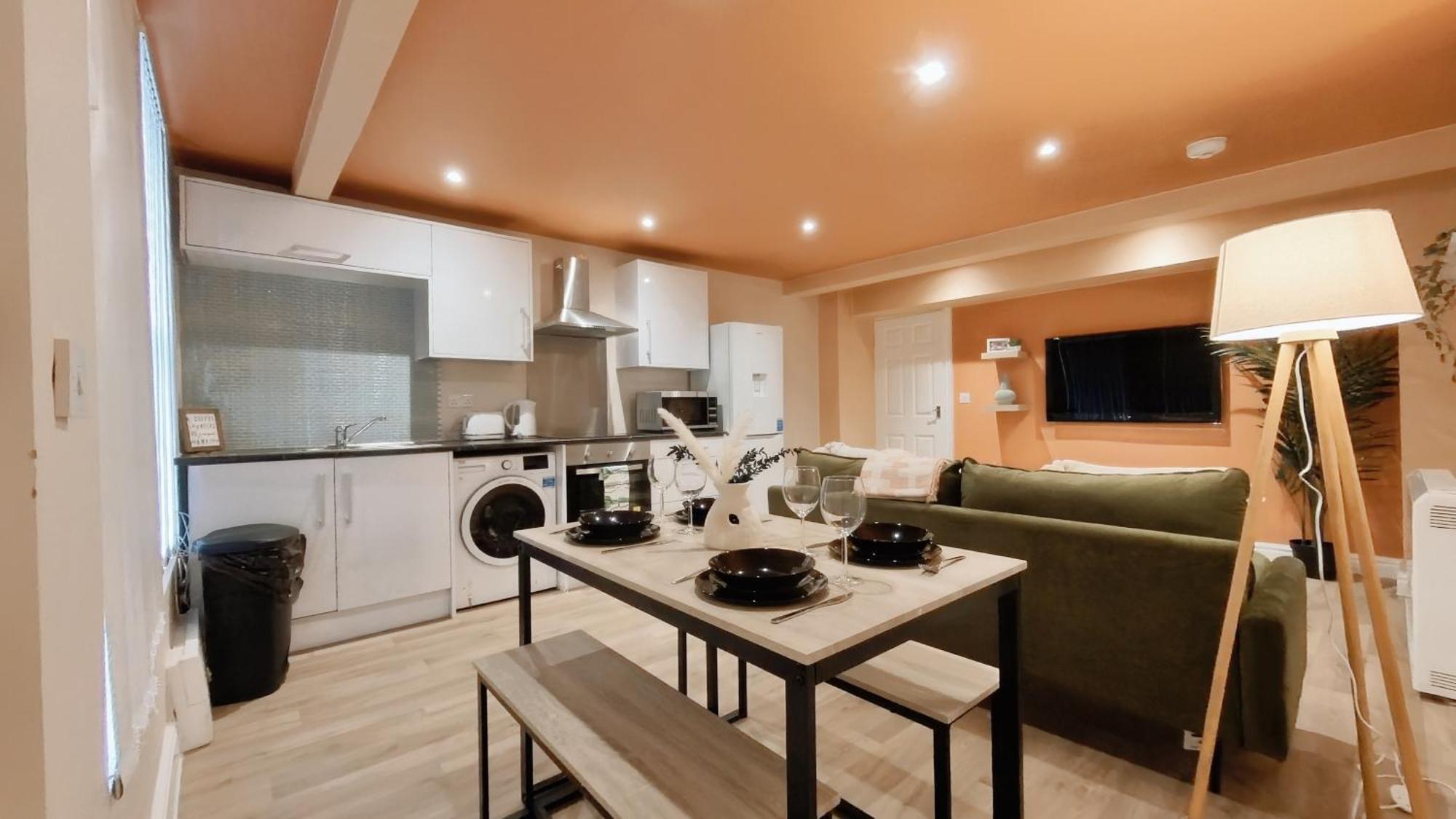 Group Bookings: Up To 30 Guests Across 5 Spacious Flats! Keyless Access Free Wifi & Parking Birmingham Exterior photo